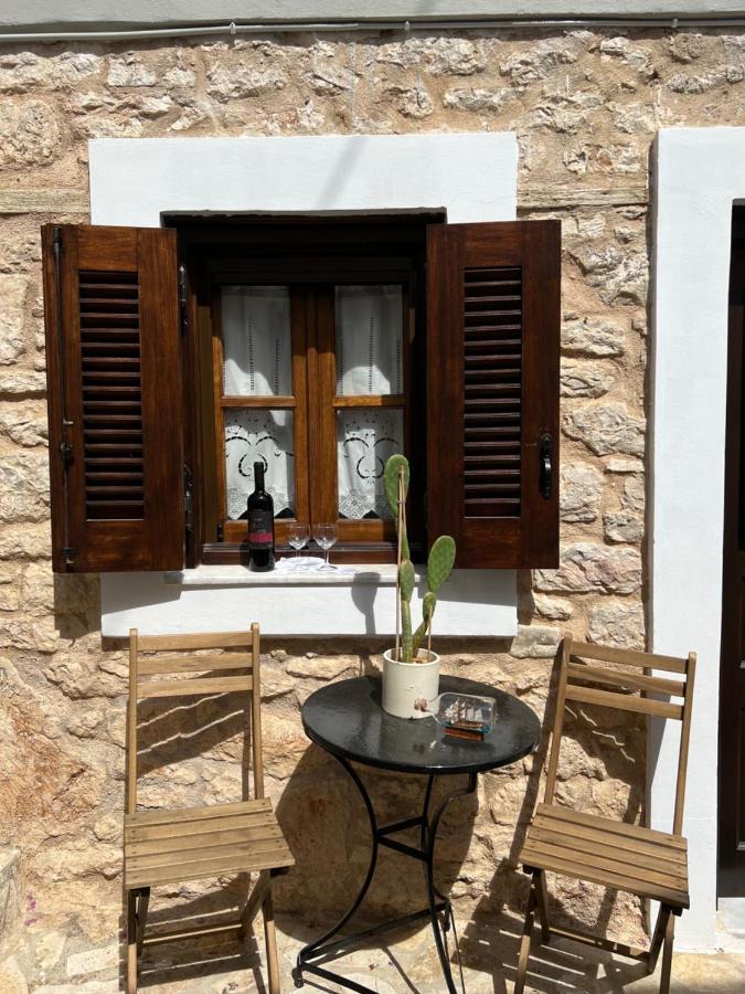 Luca'S Houses Chalki Town エクステリア 写真