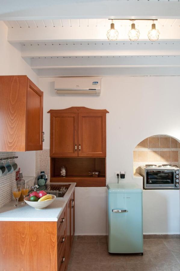 Luca'S Houses Chalki Town エクステリア 写真