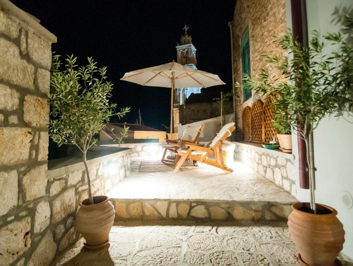 Luca'S Houses Chalki Town エクステリア 写真