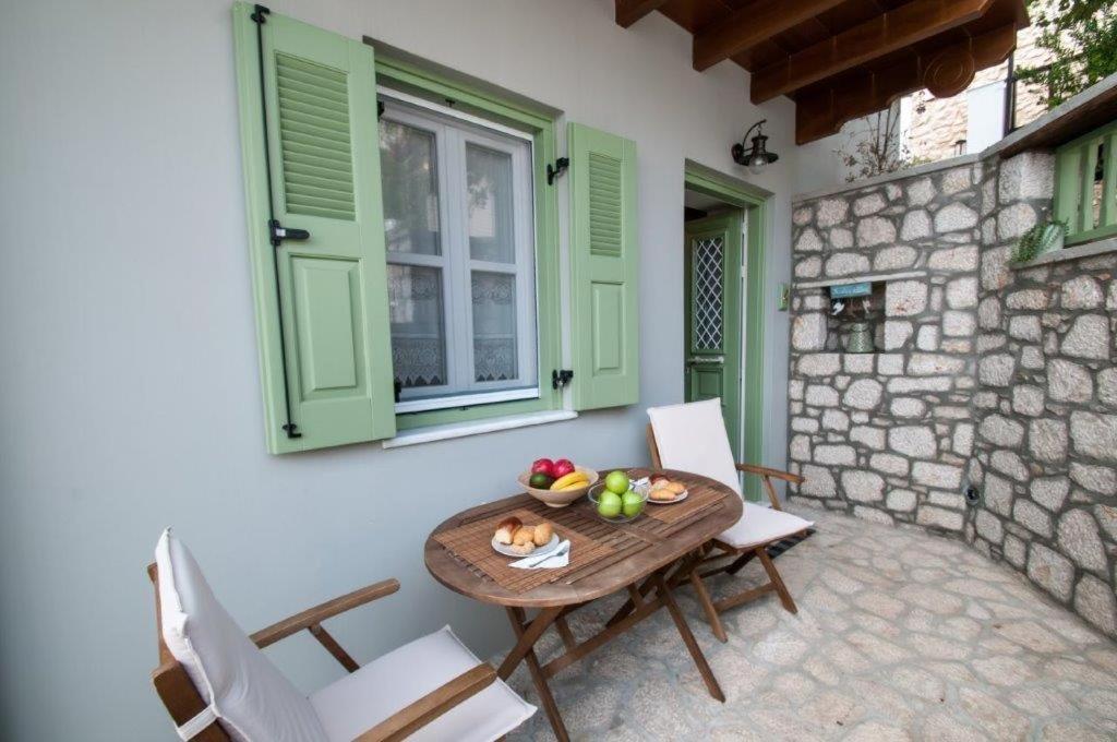 Luca'S Houses Chalki Town エクステリア 写真