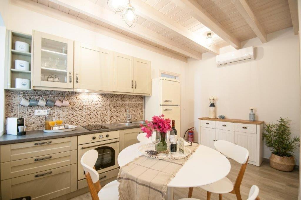 Luca'S Houses Chalki Town エクステリア 写真