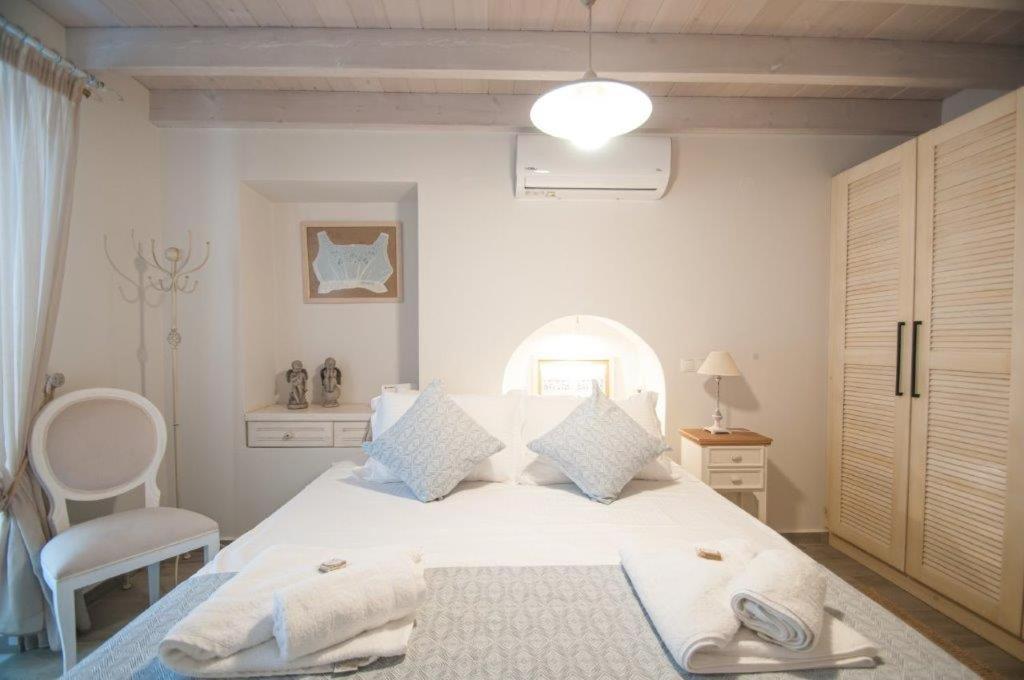 Luca'S Houses Chalki Town エクステリア 写真
