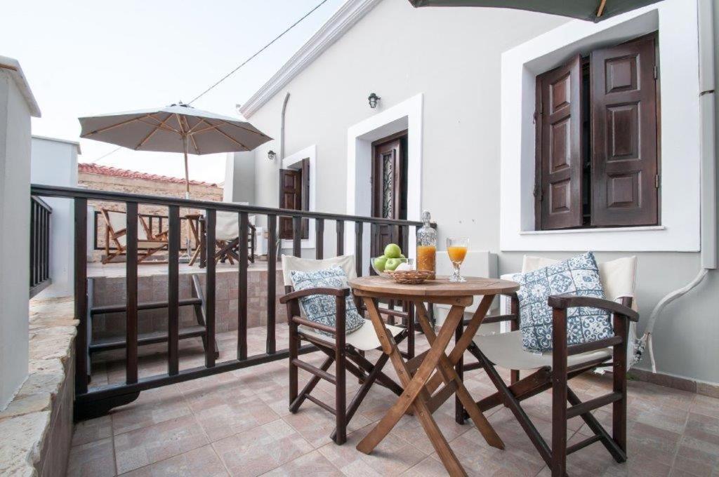Luca'S Houses Chalki Town エクステリア 写真